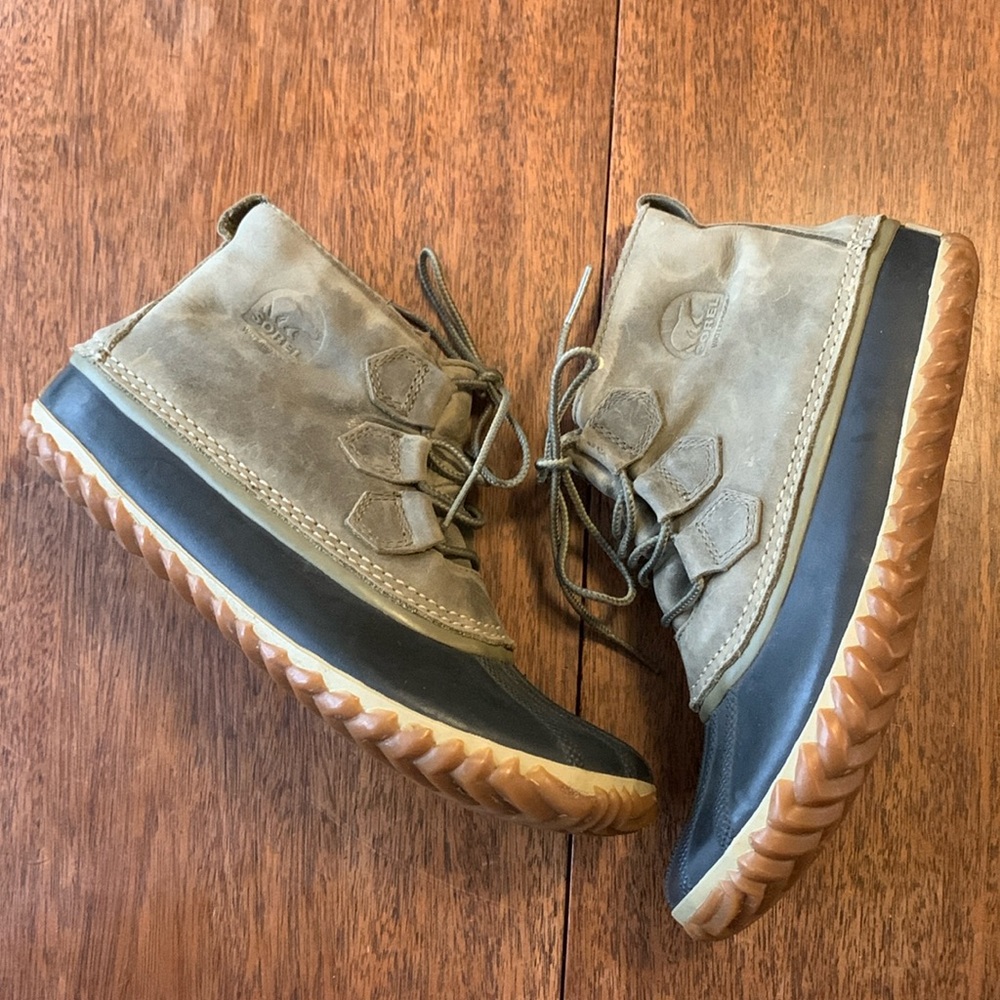 Sorel Out and About Duck Shoes size 9
